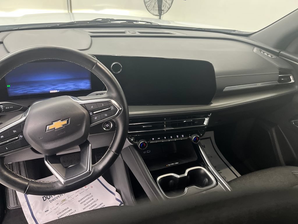 Used 2025 Chevrolet Traverse LT FWD image 15