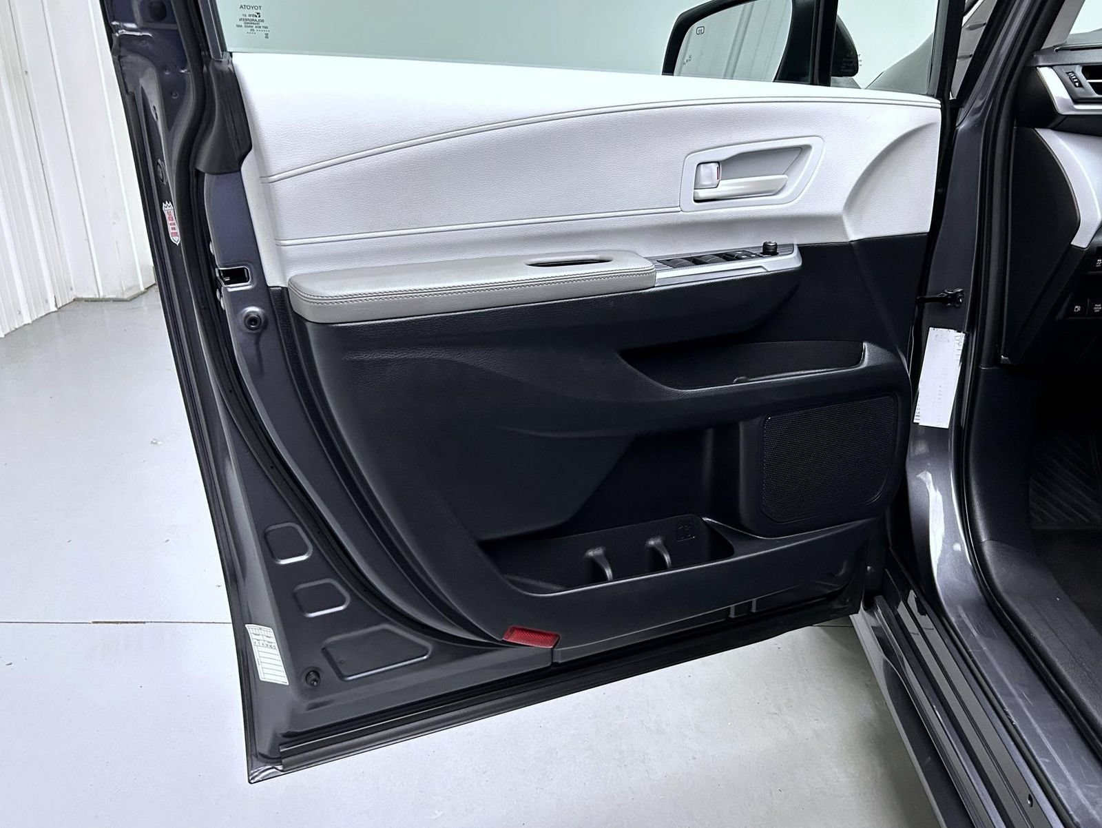 Used 2025 Toyota Sienna LE FWD image 9