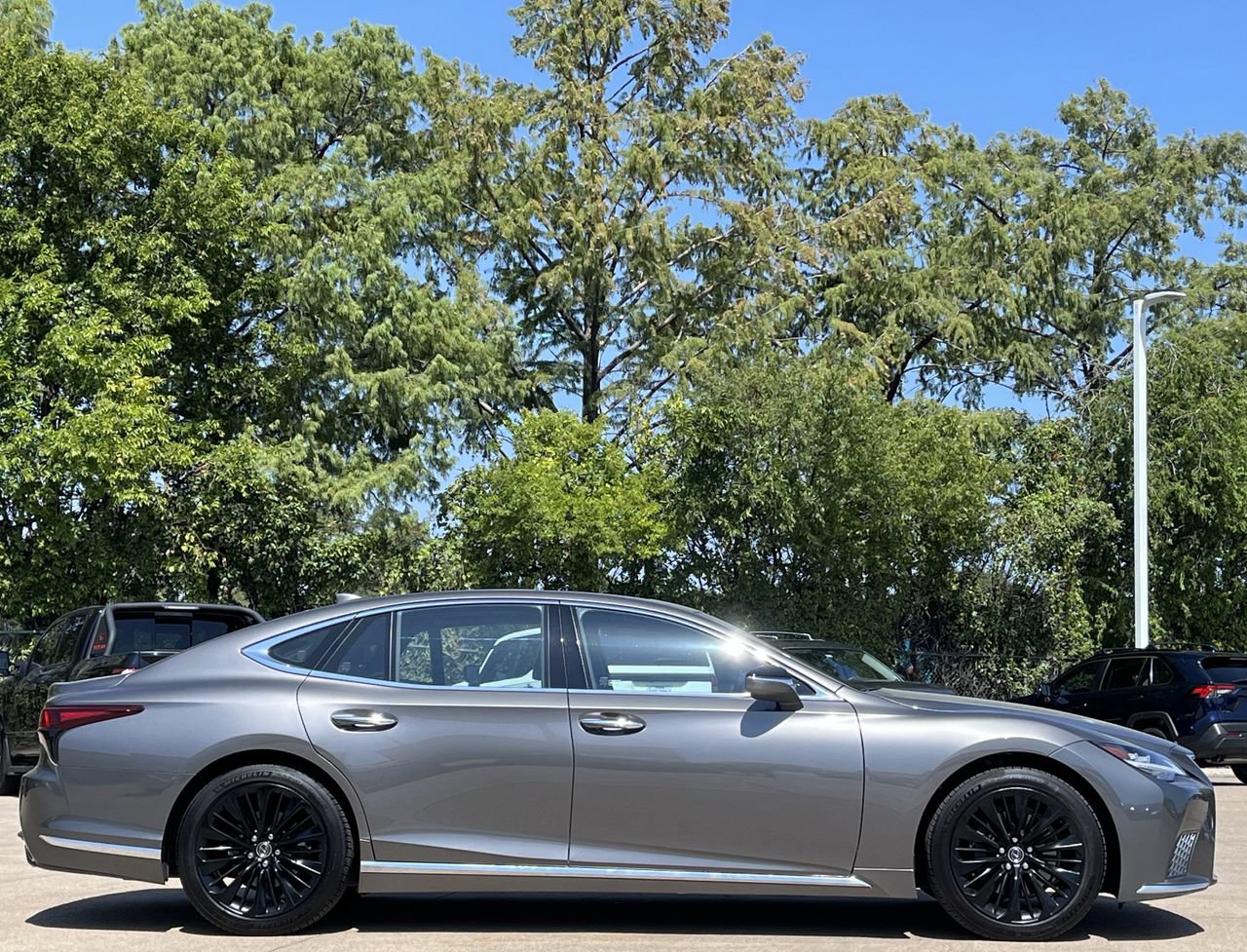 Used 2021 Lexus LS 500 w/ Accessory Package (Z2) RWD image 3