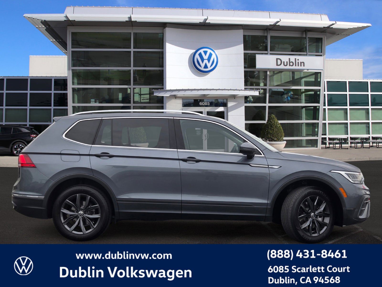Certified 2023 Volkswagen Tiguan SE w/ Panoramic Sunroof Package FWD image 3