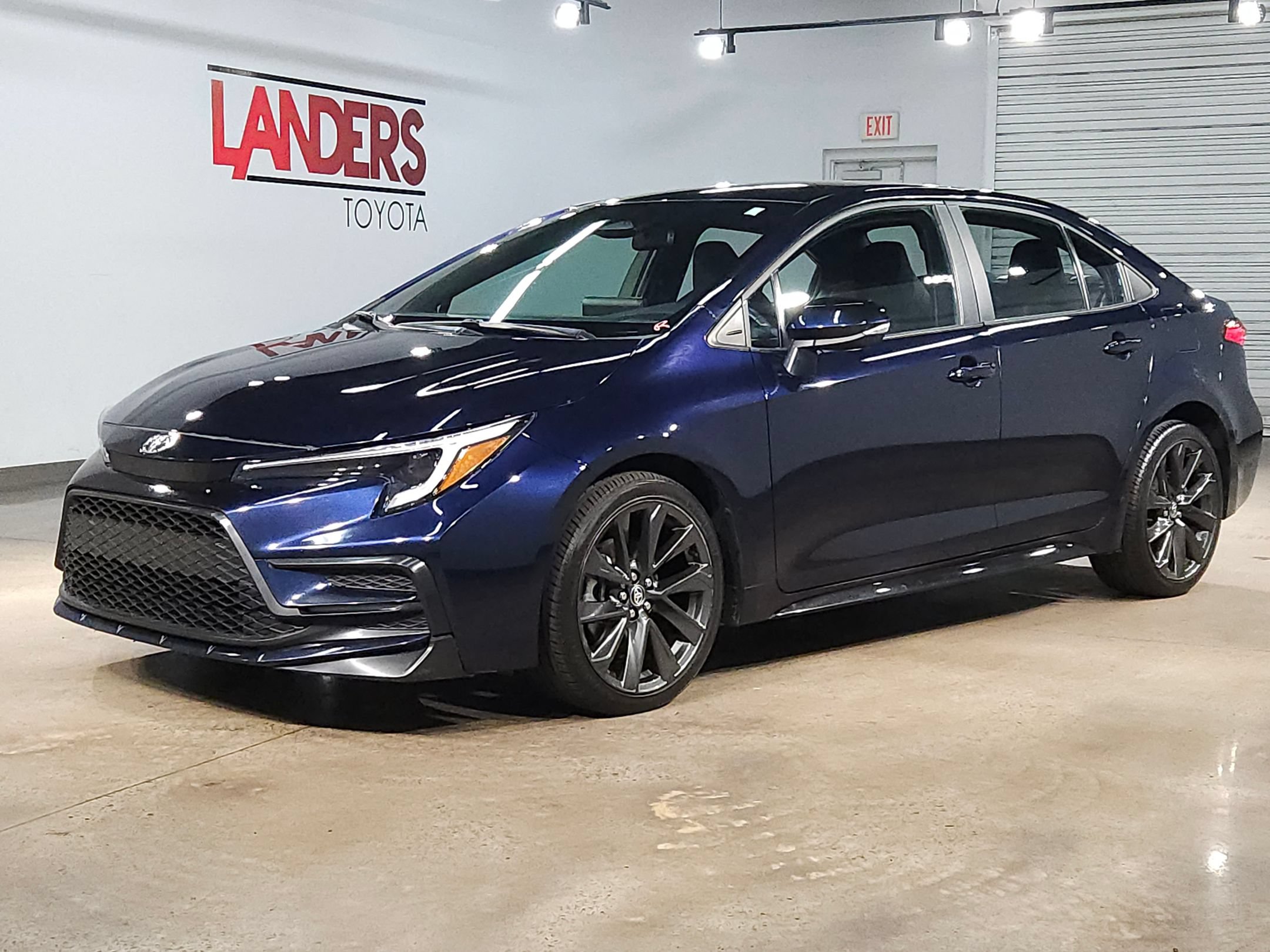 Used 2025 Toyota Corolla SE FWD image 3