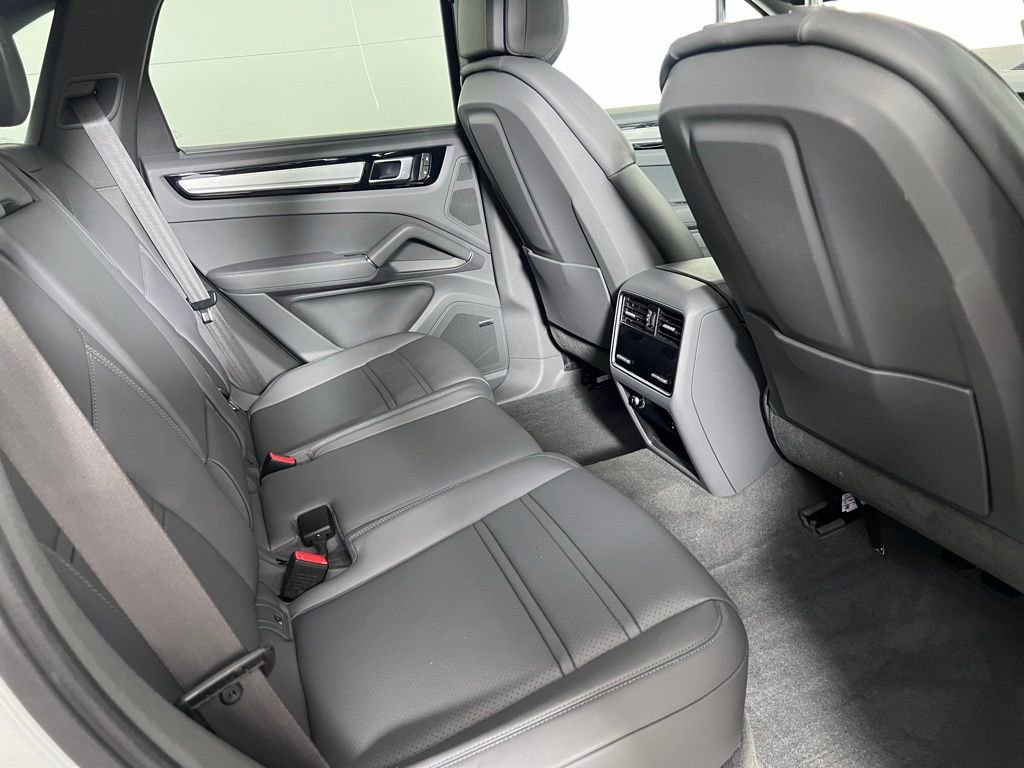 Certified 2023 Porsche Cayenne Platinum Edition AWD/4WD image 24