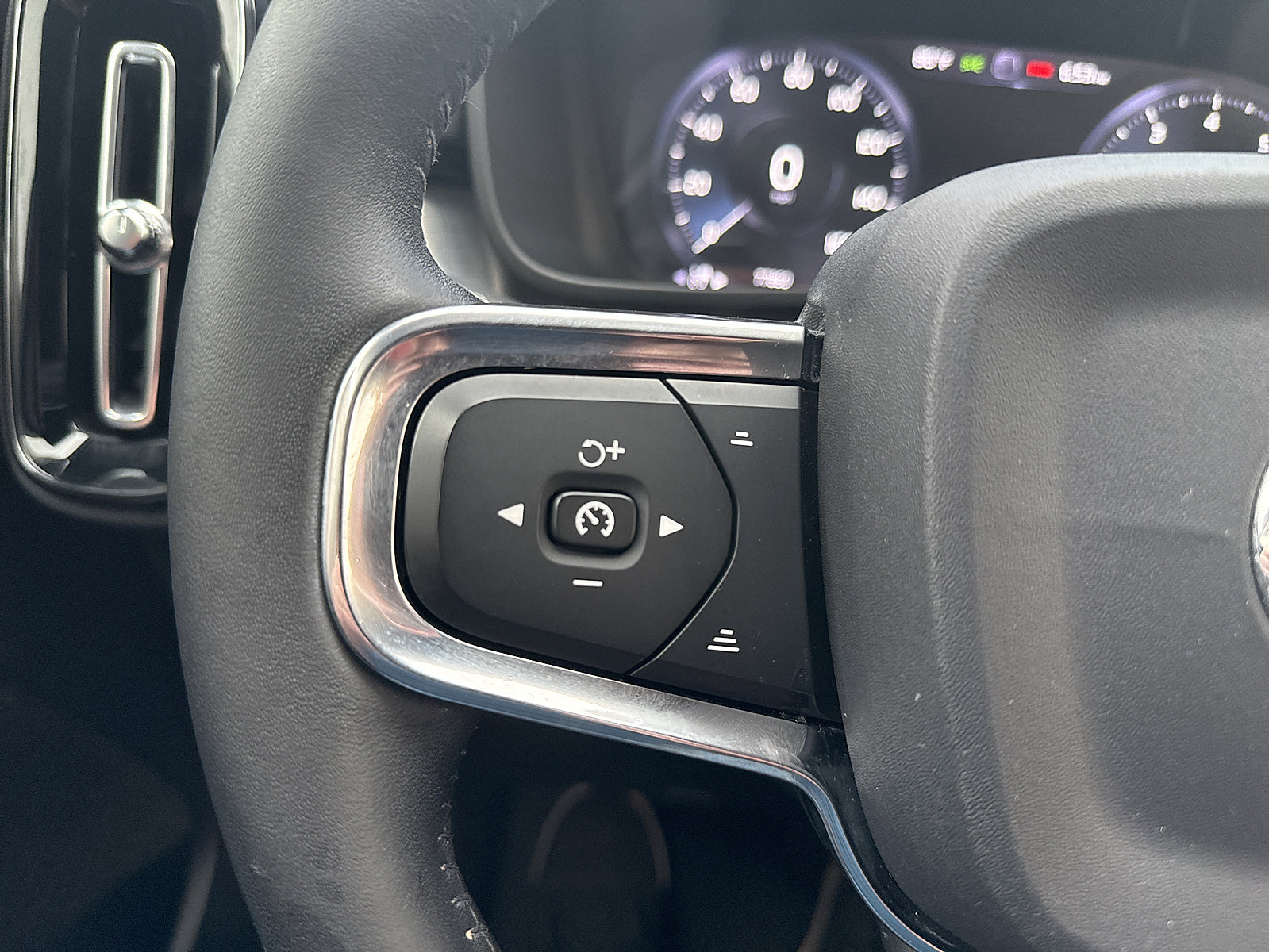 Used 2019 Volvo XC40 T5 Momentum AWD/4WD image 44