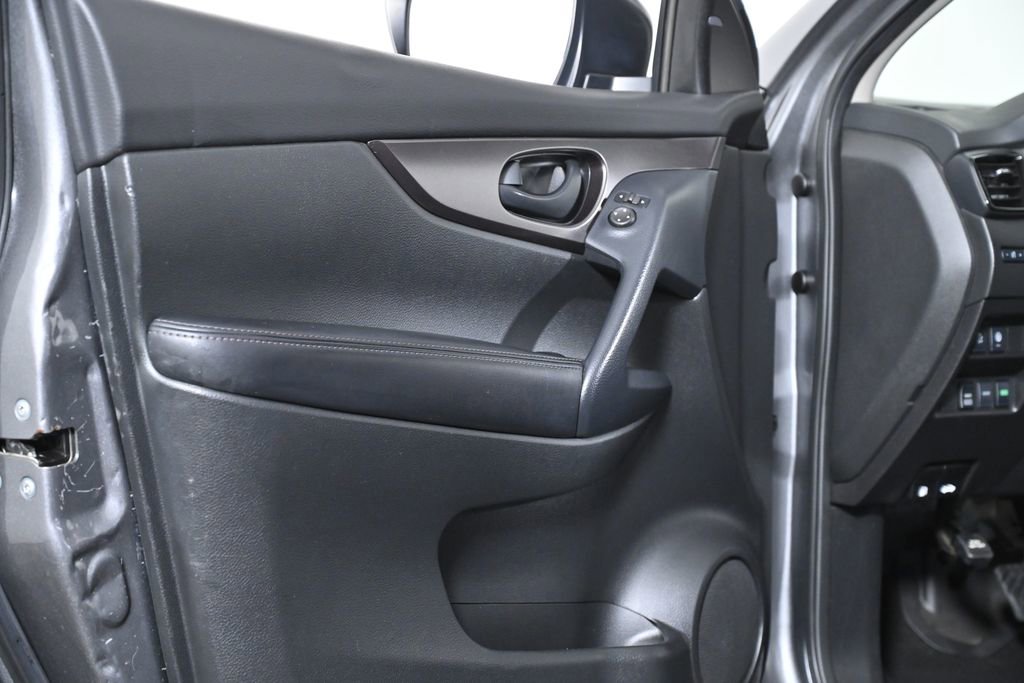 Used 2021 Nissan Rogue Sport S image 25