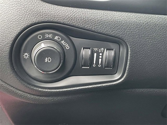 Used 2020 Jeep Renegade Latitude w/ Cold Weather Group image 18