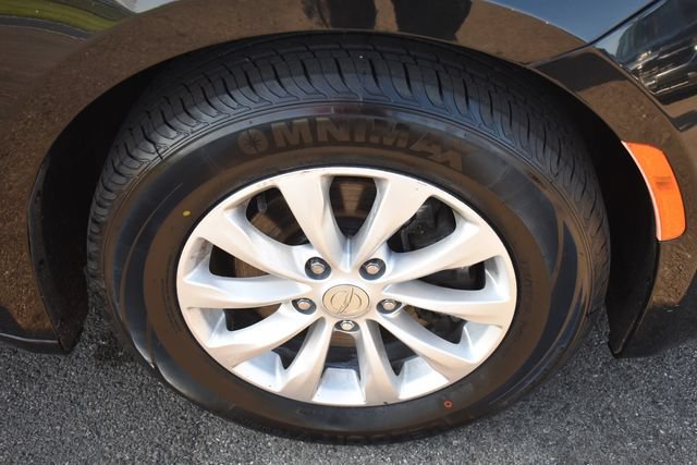Used 2018 Chrysler Pacifica Touring-L Plus FWD image 11