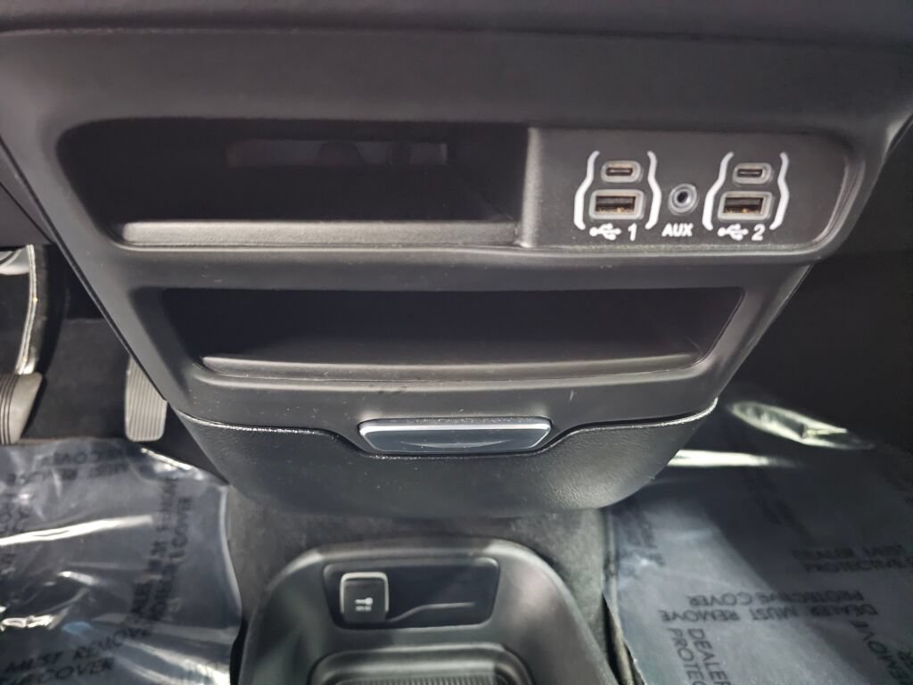 Used 2025 Chrysler Pacifica Select FWD image 24