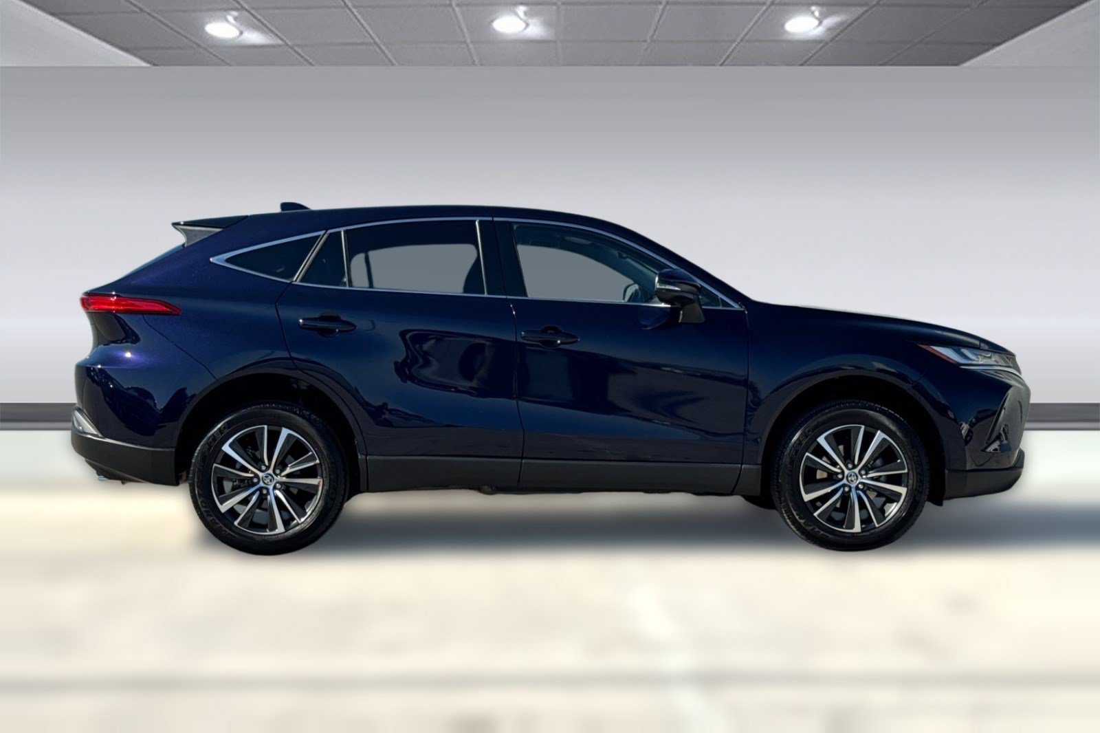 Used 2024 Toyota Venza LE AWD/4WD image 8