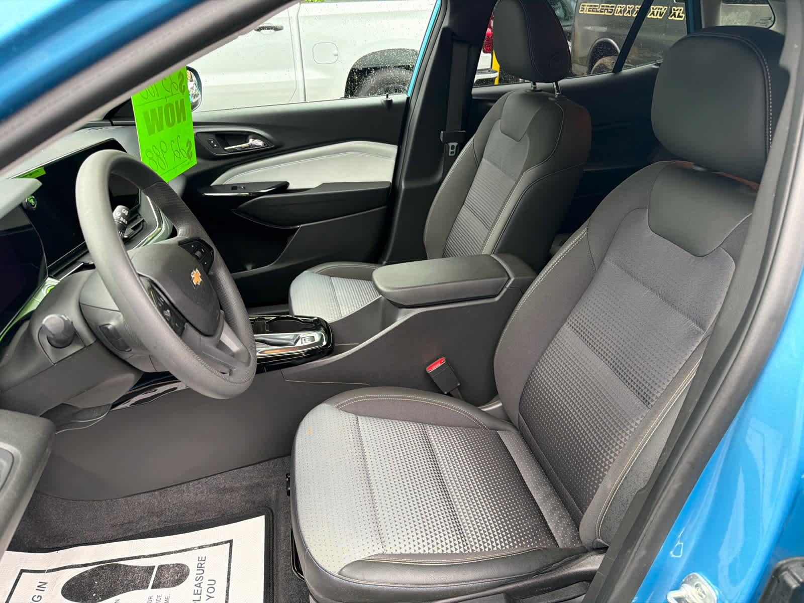 Used 2025 Chevrolet Trax LT FWD image 11
