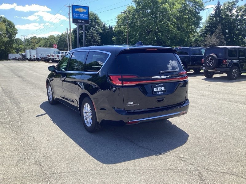 New 2026 Chrysler Pacifica Select image 5