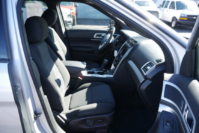 Used 2015 Ford Explorer XLT w/ Equipment Group 201B FWD image 24