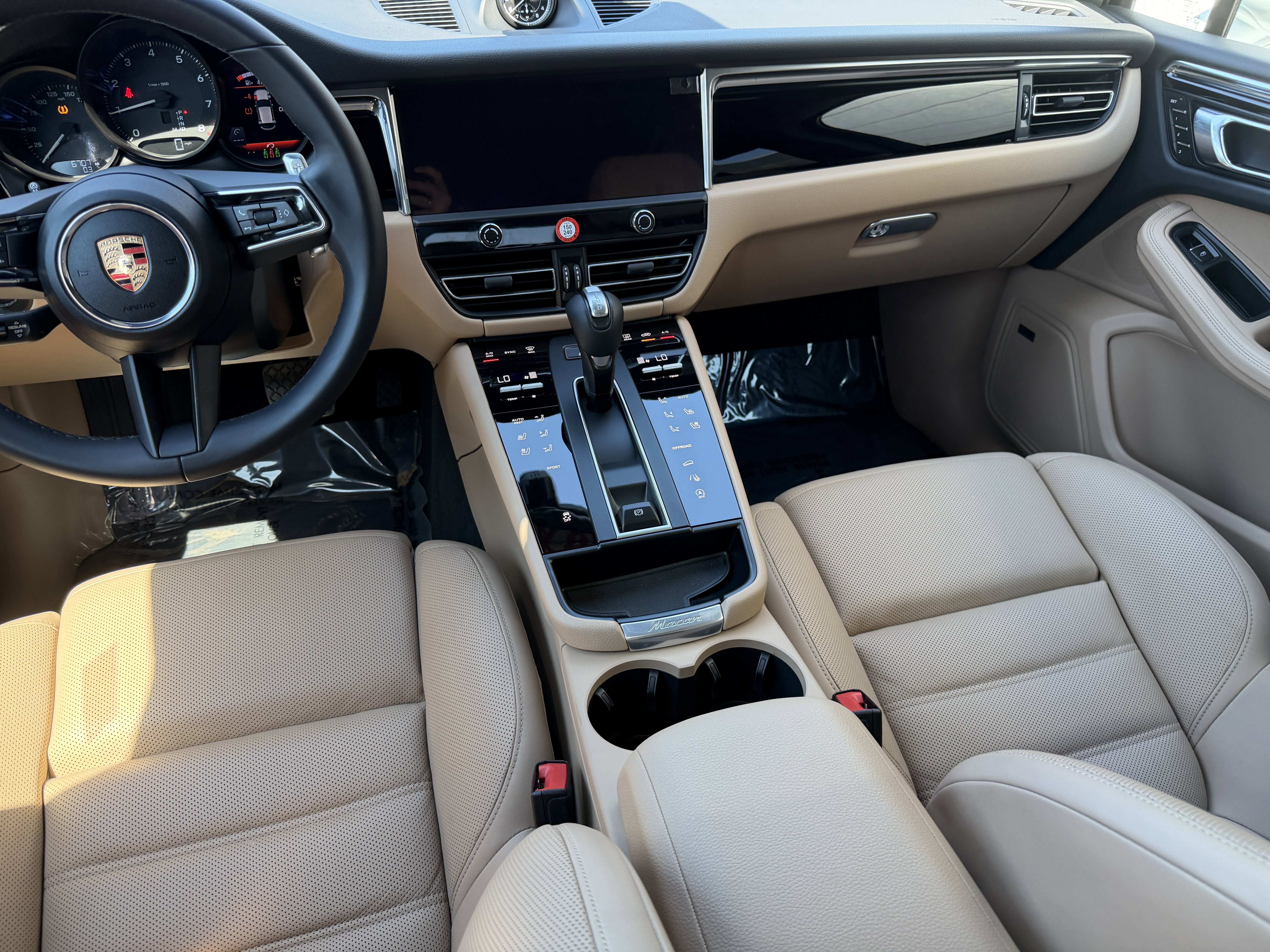 Certified 2025 Porsche Macan AWD/4WD image 19