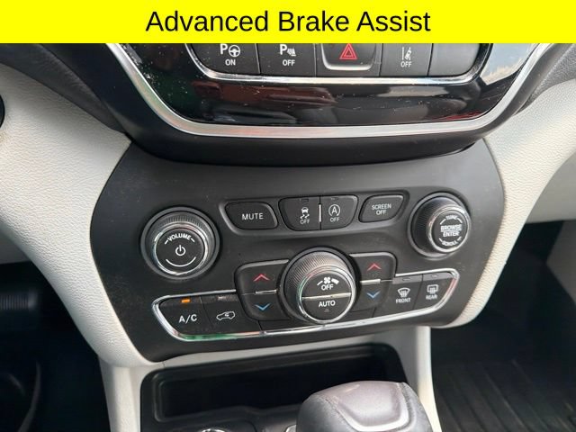 Used 2019 Jeep Cherokee Limited w/ Luxury Group AWD/4WD image 11