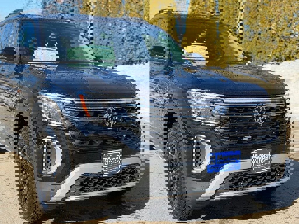 New 2026 Volkswagen Atlas Peak Edition image 2