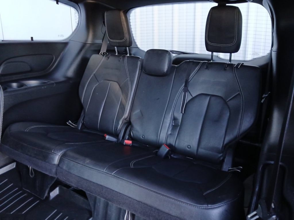 Used 2021 Chrysler Pacifica Touring-L w/ Uconnect Theater Family Group FWD image 5