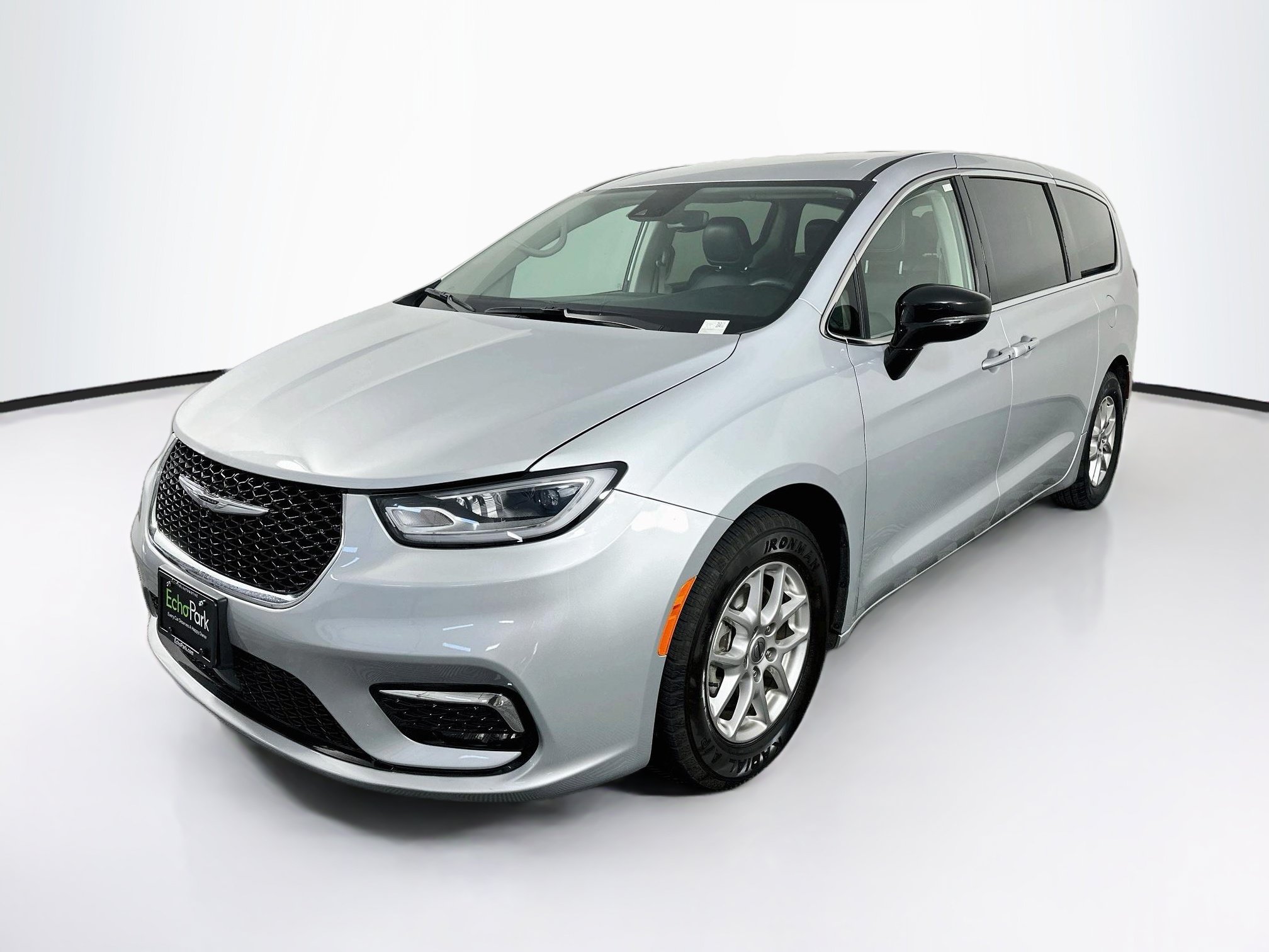 Used 2024 Chrysler Pacifica Touring-L FWD image 3