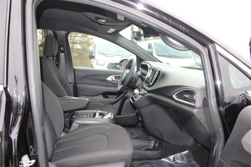 Used 2024 Chrysler Pacifica Touring image 13