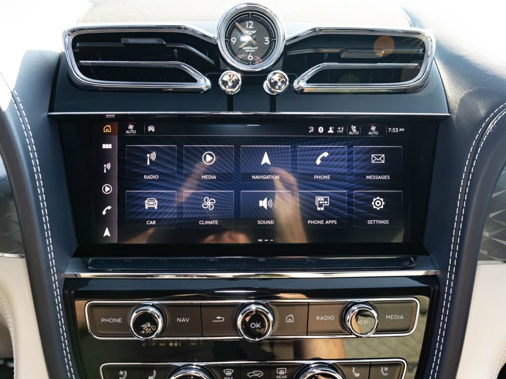 Used 2023 Bentley Bentayga AWD/4WD image 46
