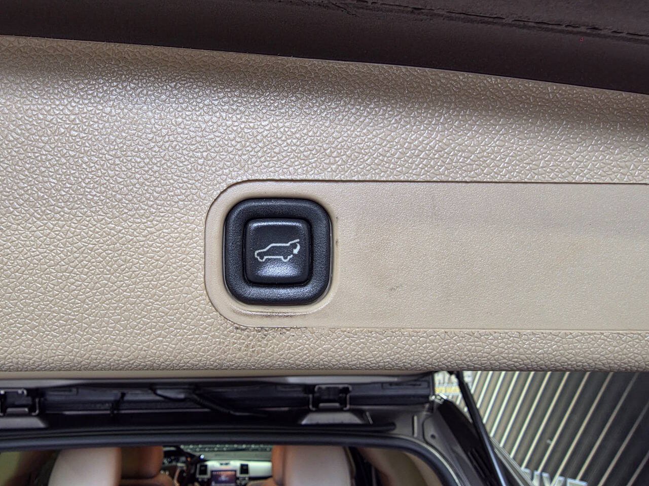 Used 2012 Cadillac Escalade Luxury RWD image 31