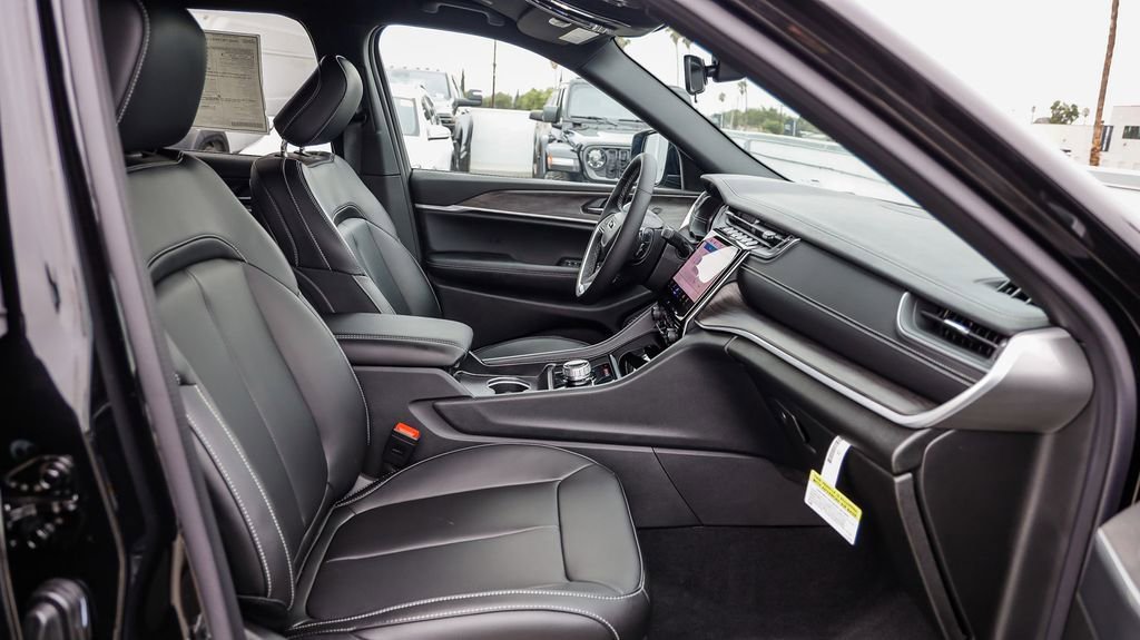 New 2025 Jeep Grand Cherokee L Limited w/ Black Appearance Package image 17