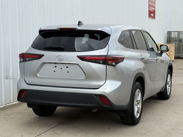 Used 2024 Toyota Highlander LE AWD/4WD image 4