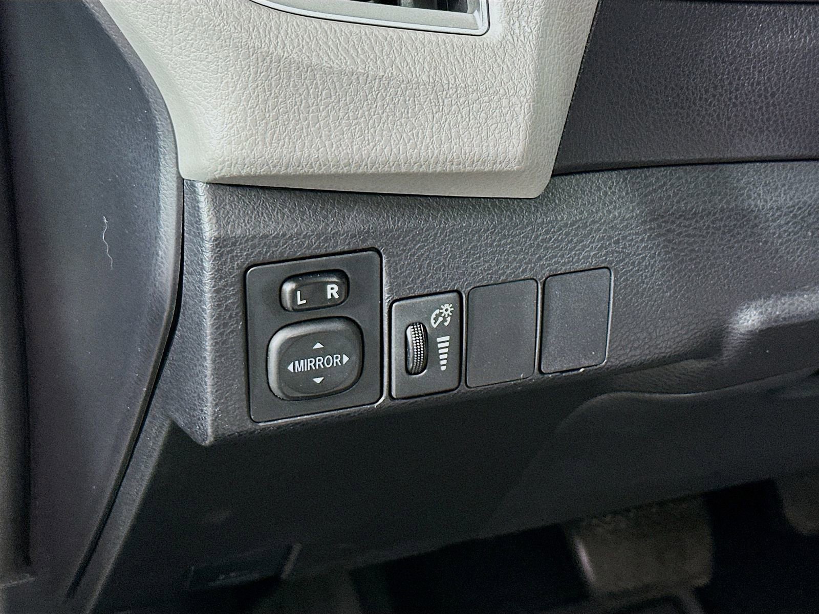 Used 2014 Toyota Corolla LE FWD image 10