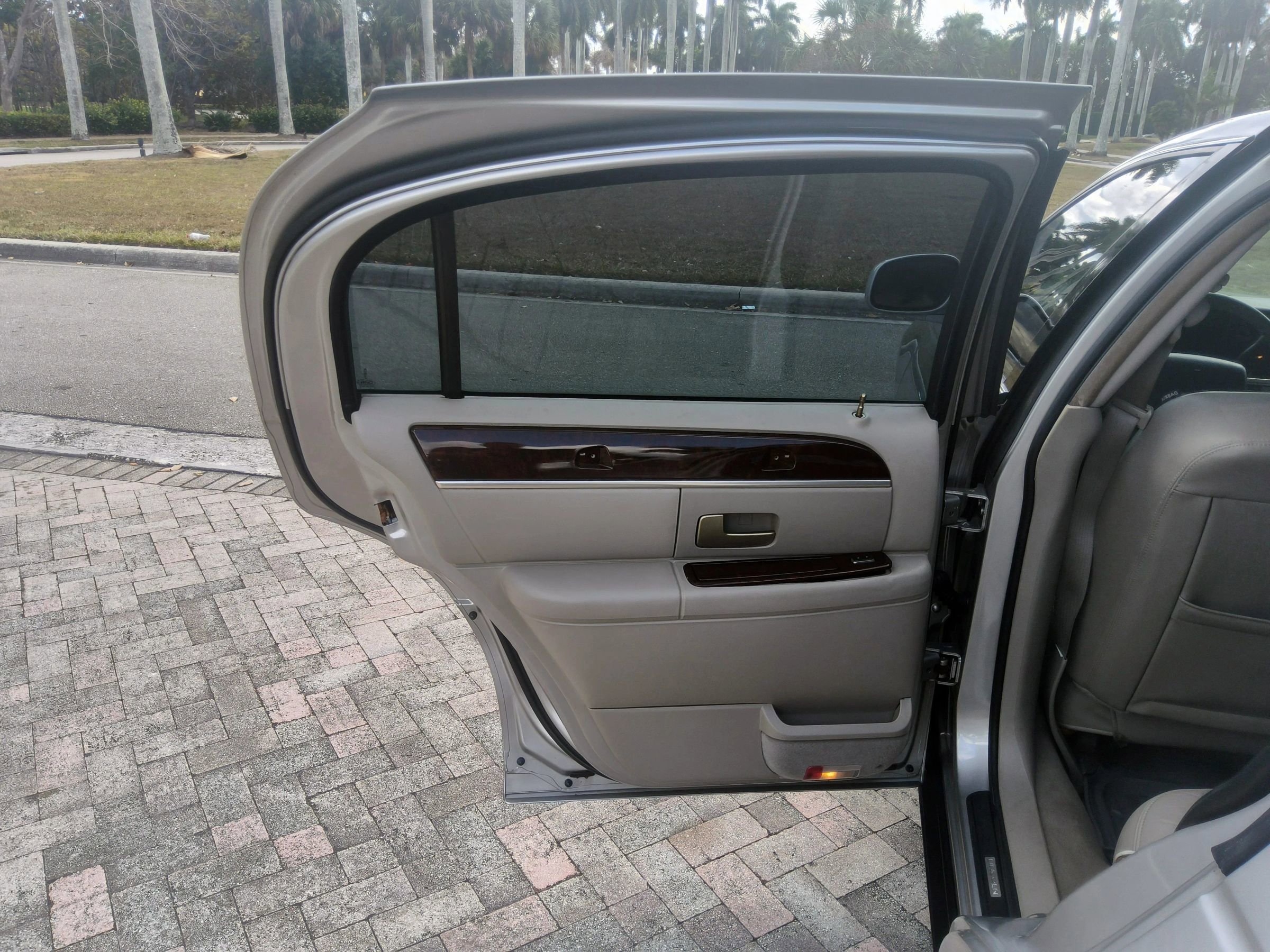 Used 2006 Lincoln Town Car Signature image 29