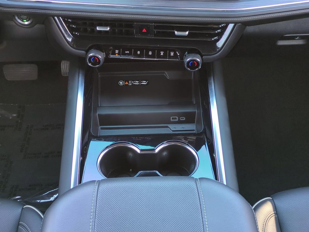 Used 2025 Chevrolet Suburban Premier image 17