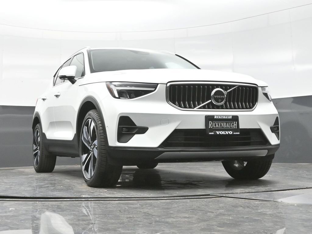 Used 2025 Volvo XC40 B5 Plus image 19