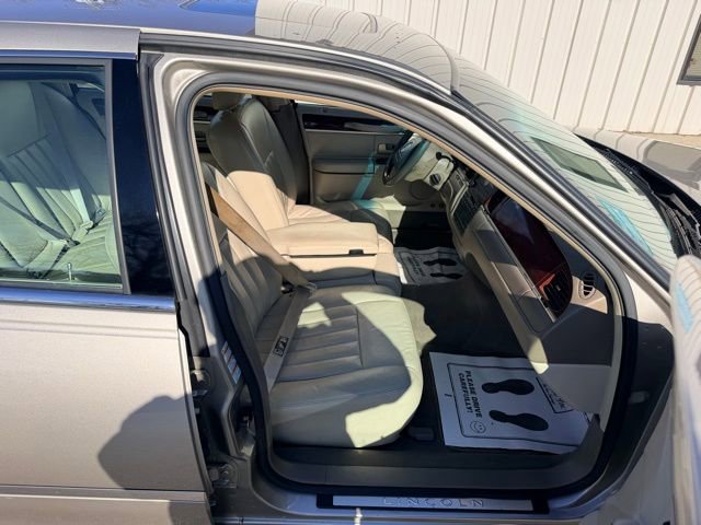 Used 2003 Lincoln Town Car Signature image 31