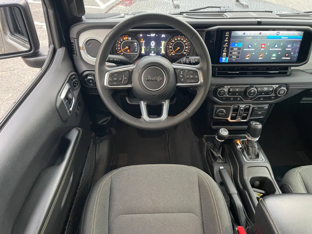 Used 2025 Jeep Wrangler Unlimited Sahara AWD/4WD image 2