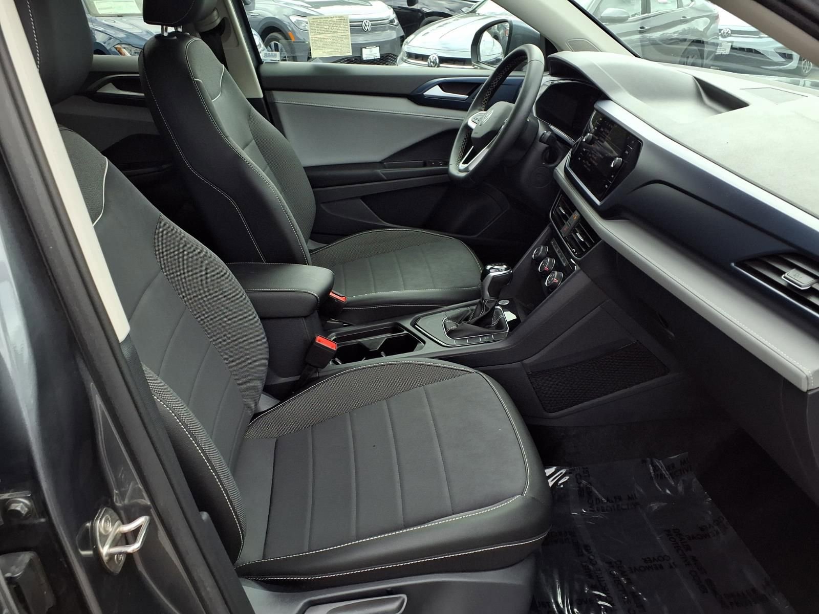 Used 2023 Volkswagen Taos SE w/ Panoramic Sunroof Package FWD image 24