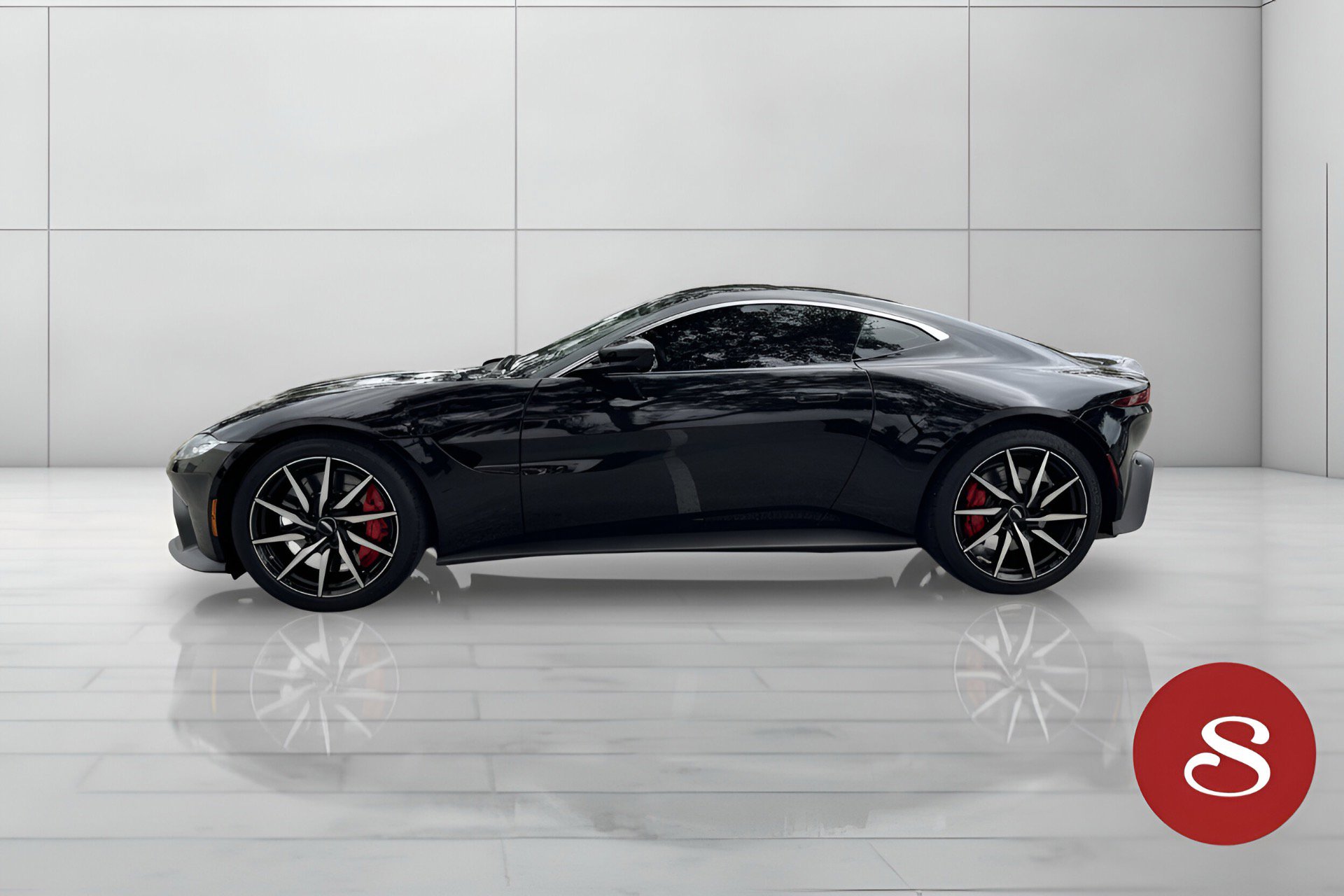 Used 2019 Aston Martin V8 Vantage Coupe image 3