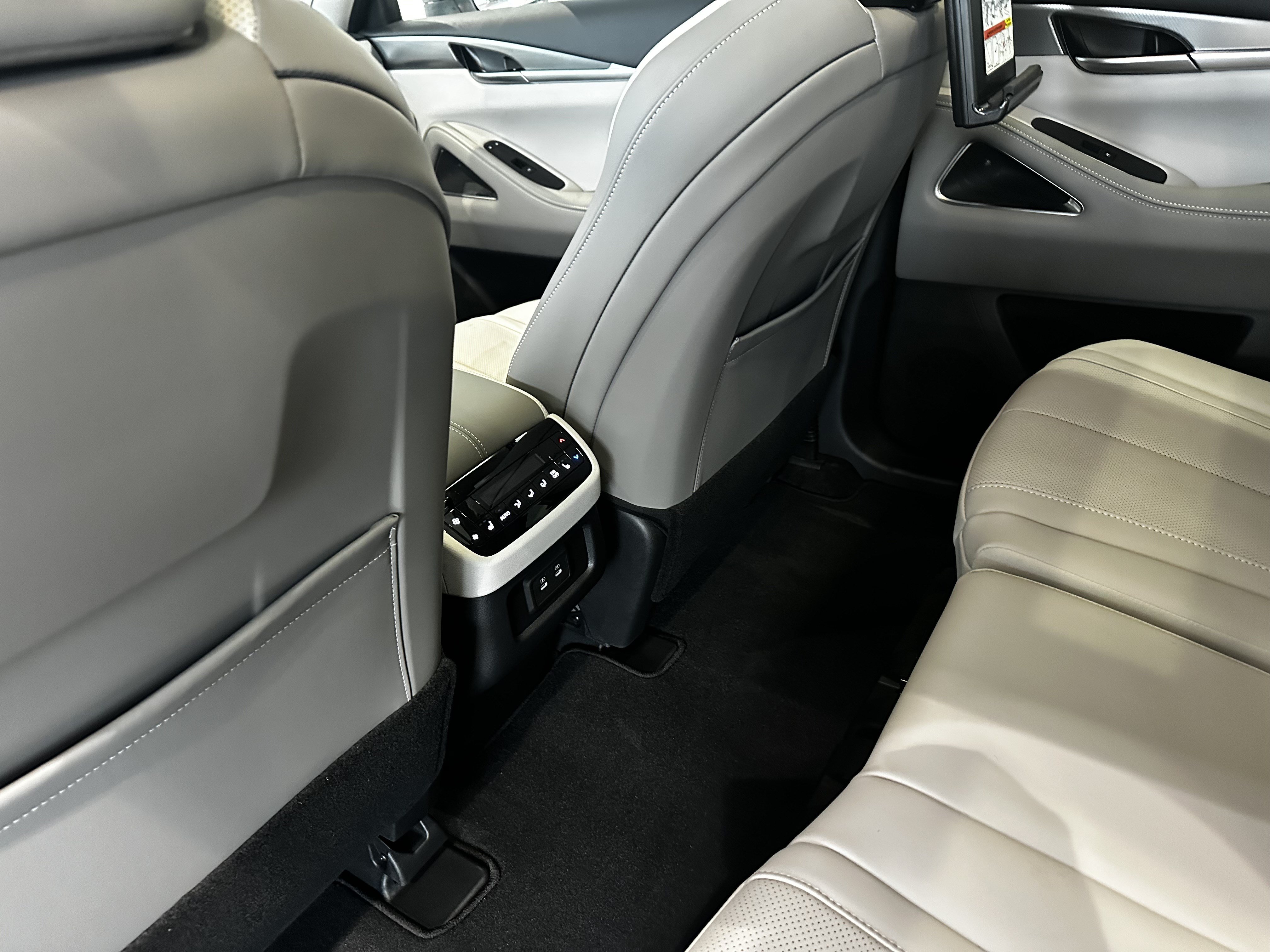 New 2027 INFINITI QX60 Luxe w/ Family Package AWD/4WD image 13