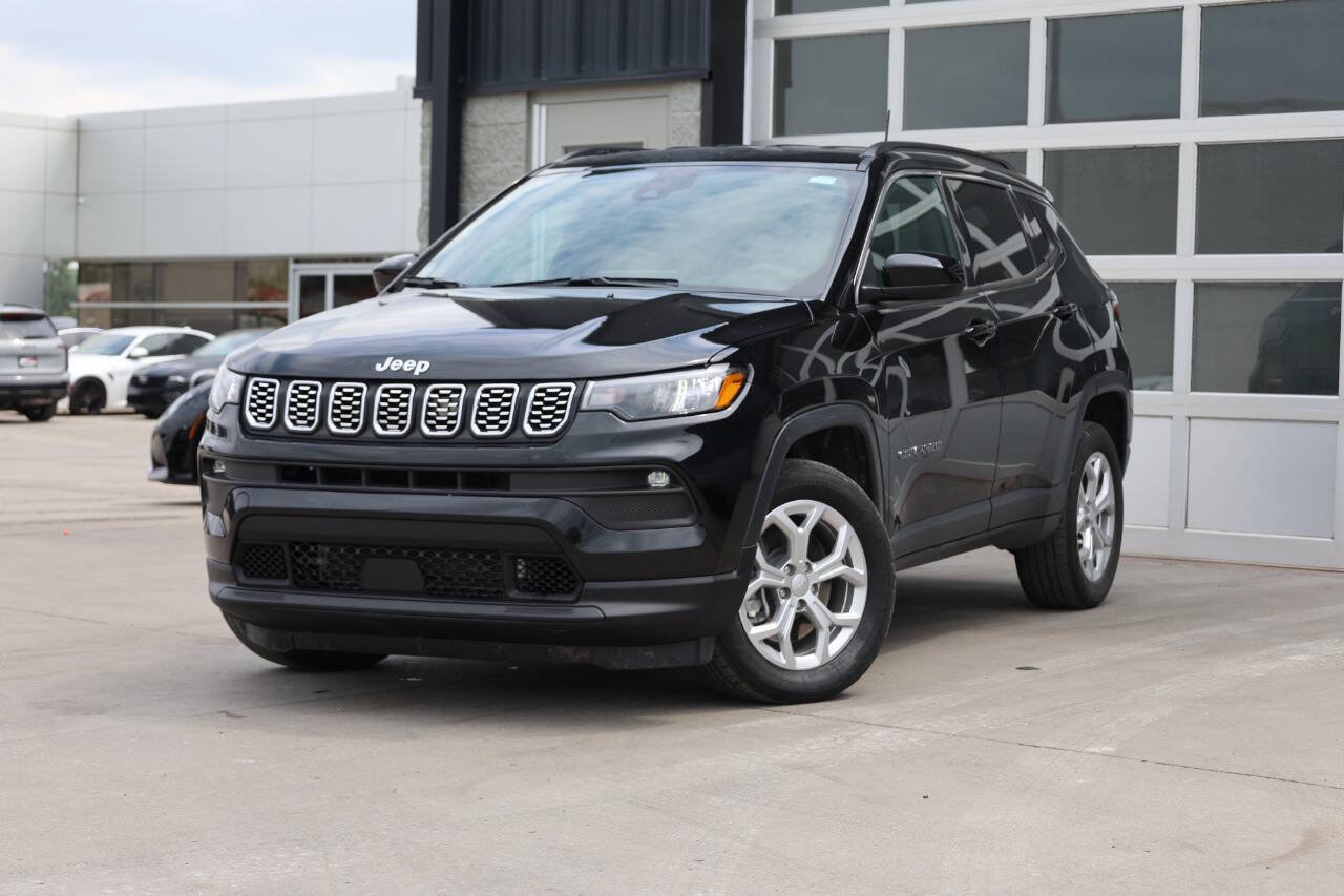 Used 2024 Jeep Compass Latitude AWD/4WD image 3