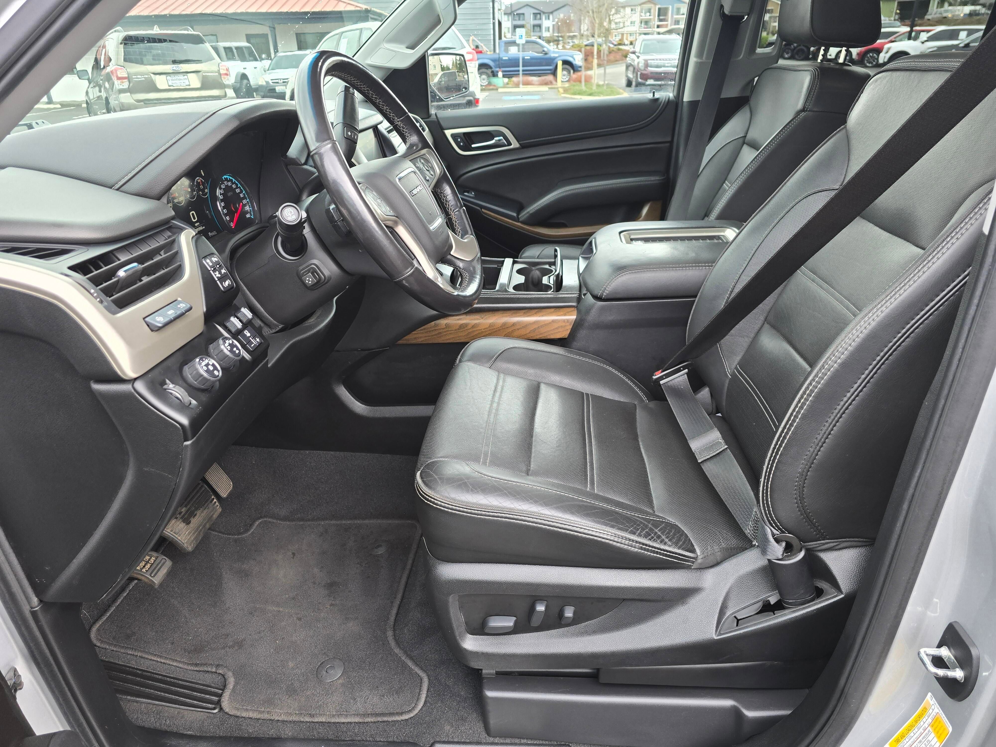 Used 2020 GMC Yukon XL Denali w/ Denali Premium Package image 30