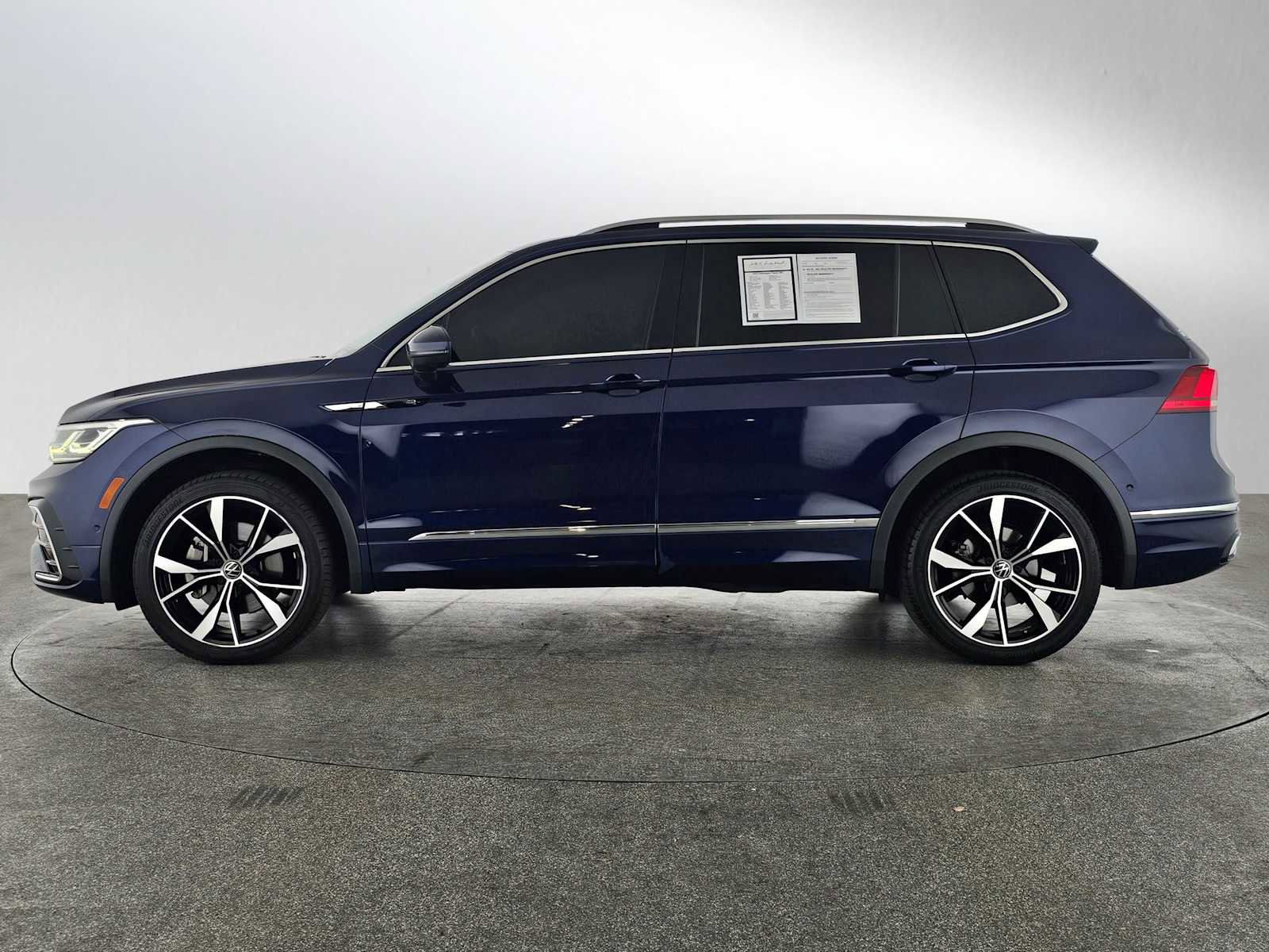 Used 2023 Volkswagen Tiguan SEL R-Line image 6