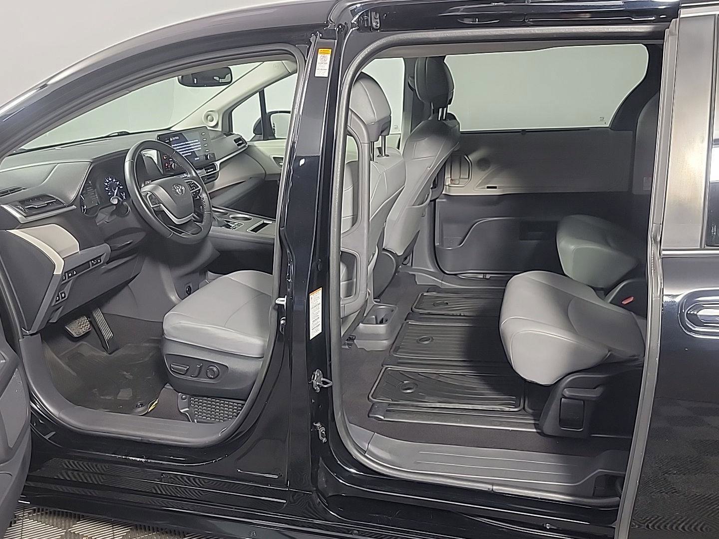 Used 2022 Toyota Sienna XLE w/ XLE Plus Package image 16