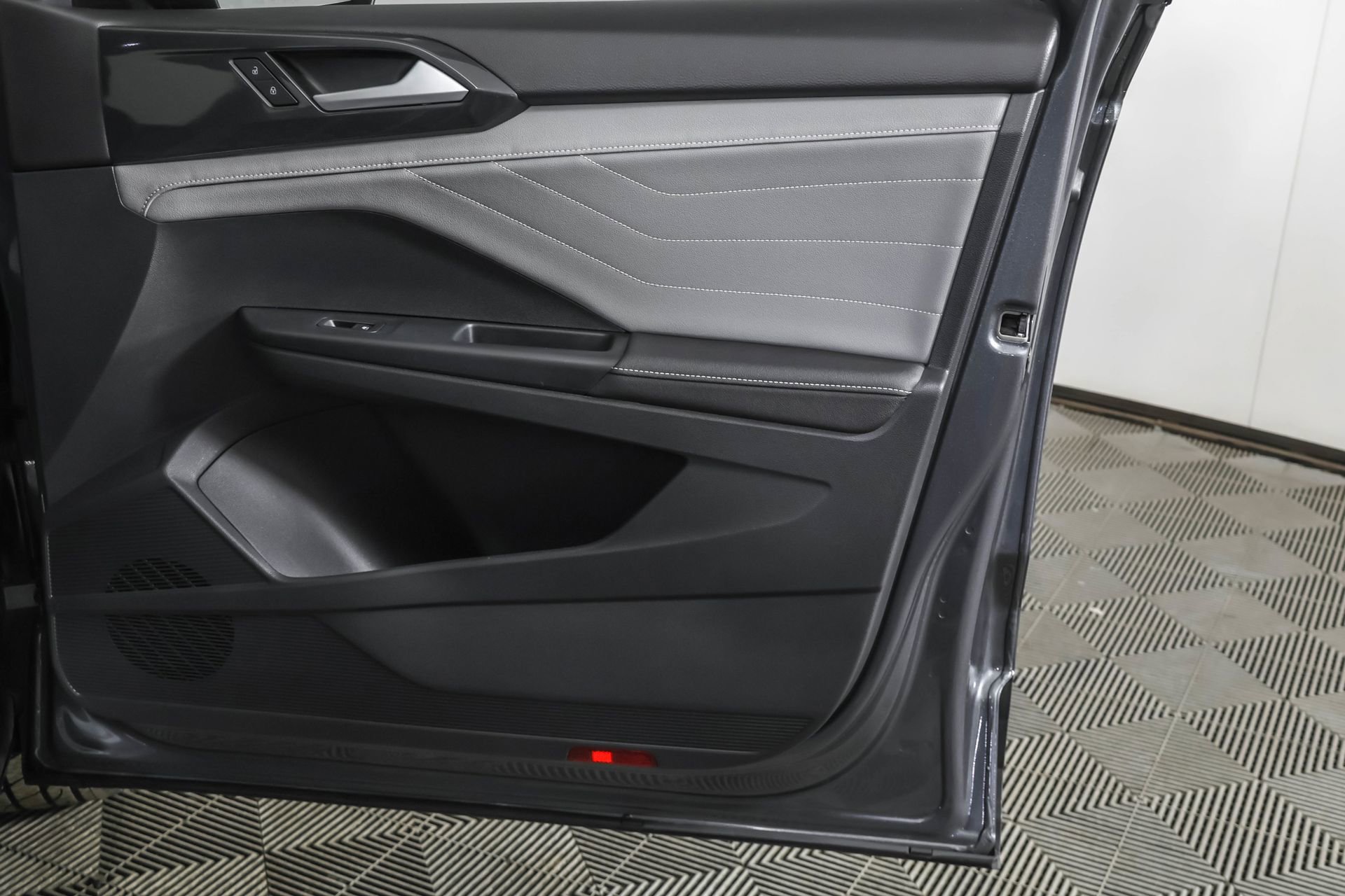 Used 2024 Volkswagen Taos SEL image 49