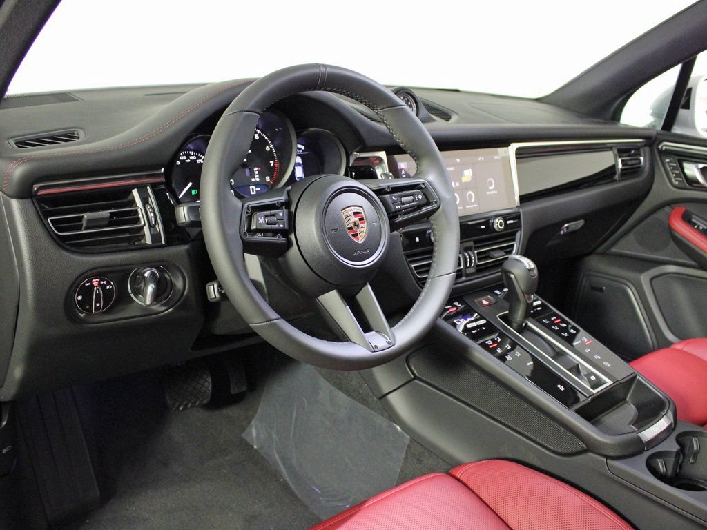 Certified 2026 Porsche Macan AWD/4WD image 4