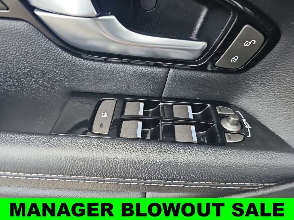 Used 2019 Land Rover Range Rover Evoque SE Premium image 28