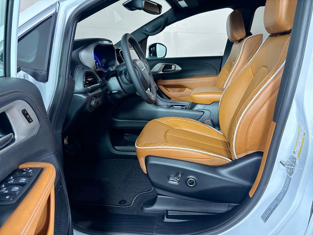 New 2026 Chrysler Pacifica Pinnacle image 11