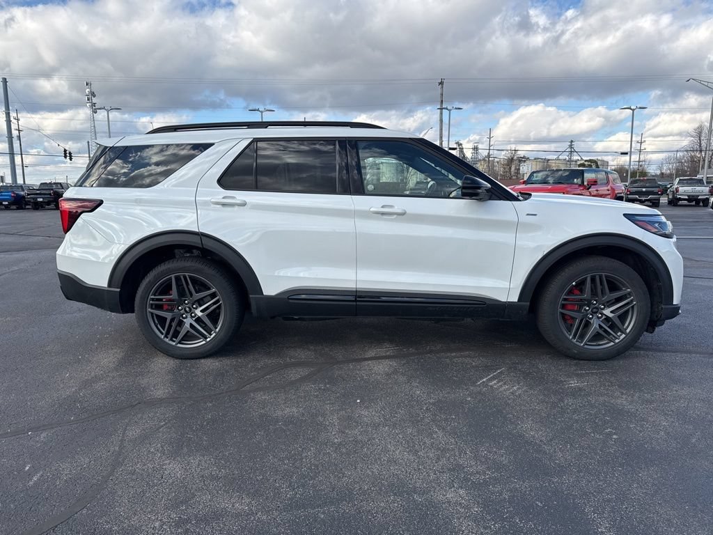 Used 2025 Ford Explorer ST-Line w/ ST-Line Street Pack AWD/4WD image 8