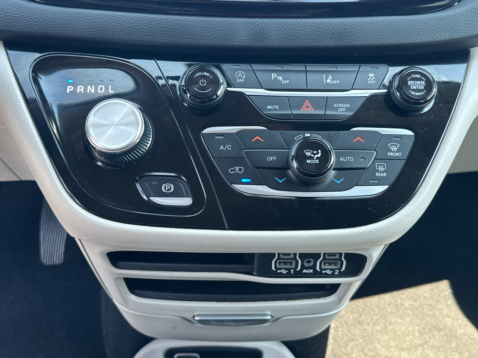 Used 2024 Chrysler Pacifica Touring-L FWD image 13