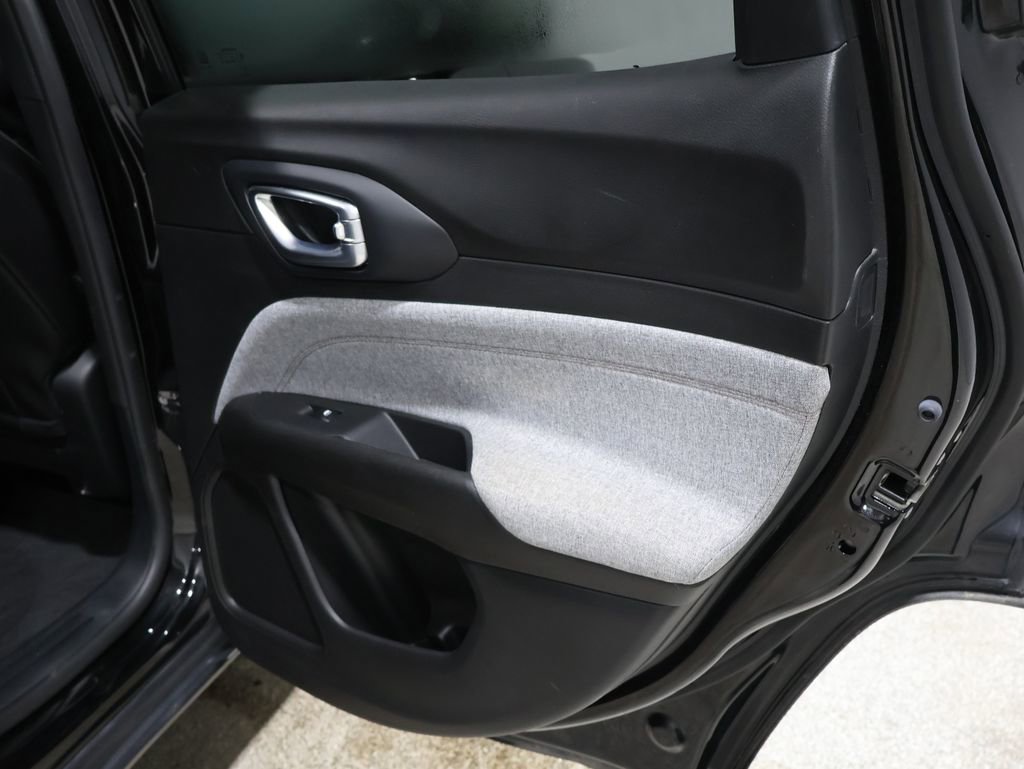 Used 2024 Jeep Compass Latitude image 21