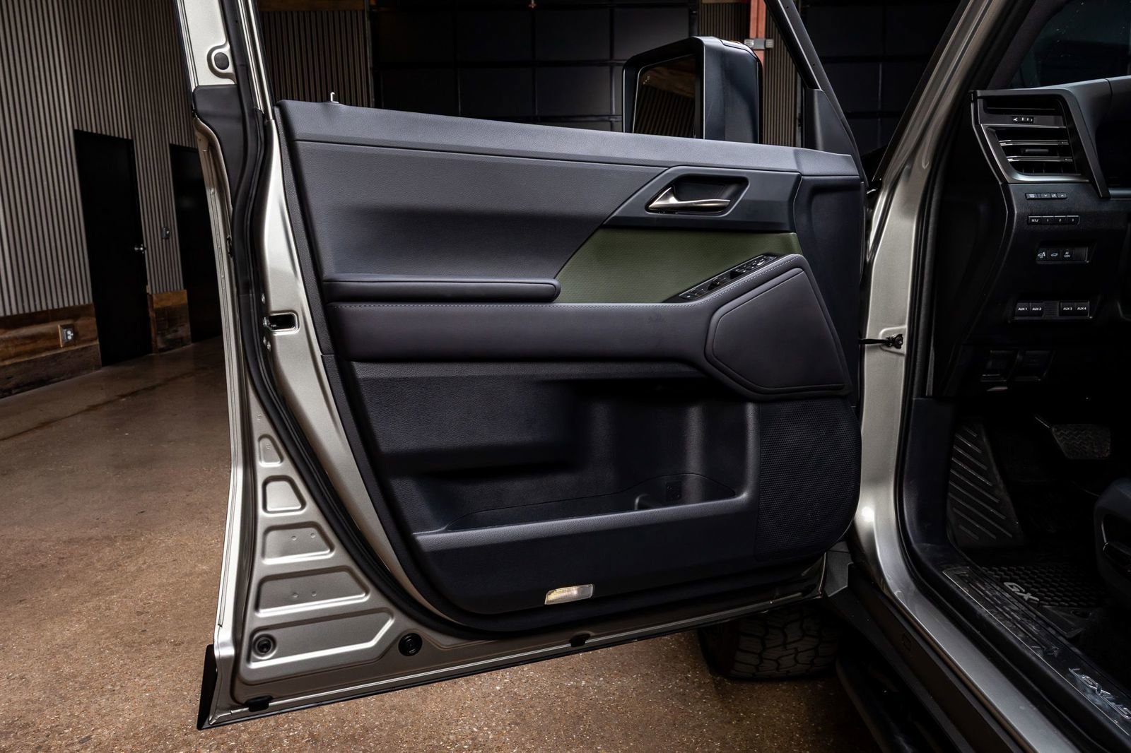 Used 2025 Lexus GX 550 image 32