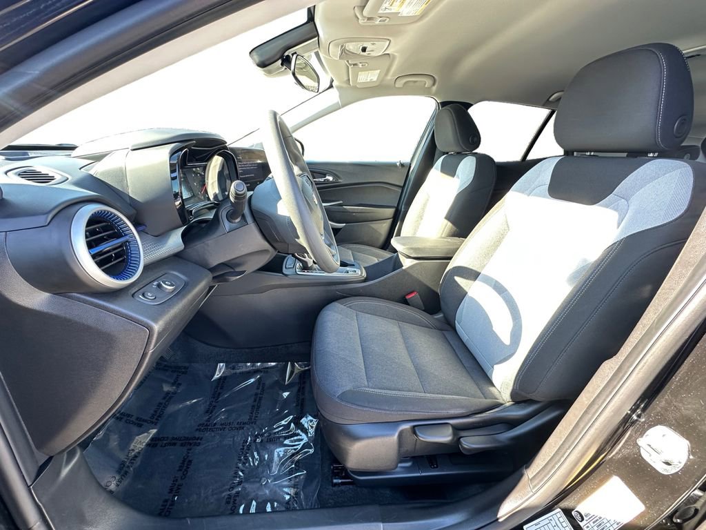 Used 2025 Chevrolet Trax LS image 9