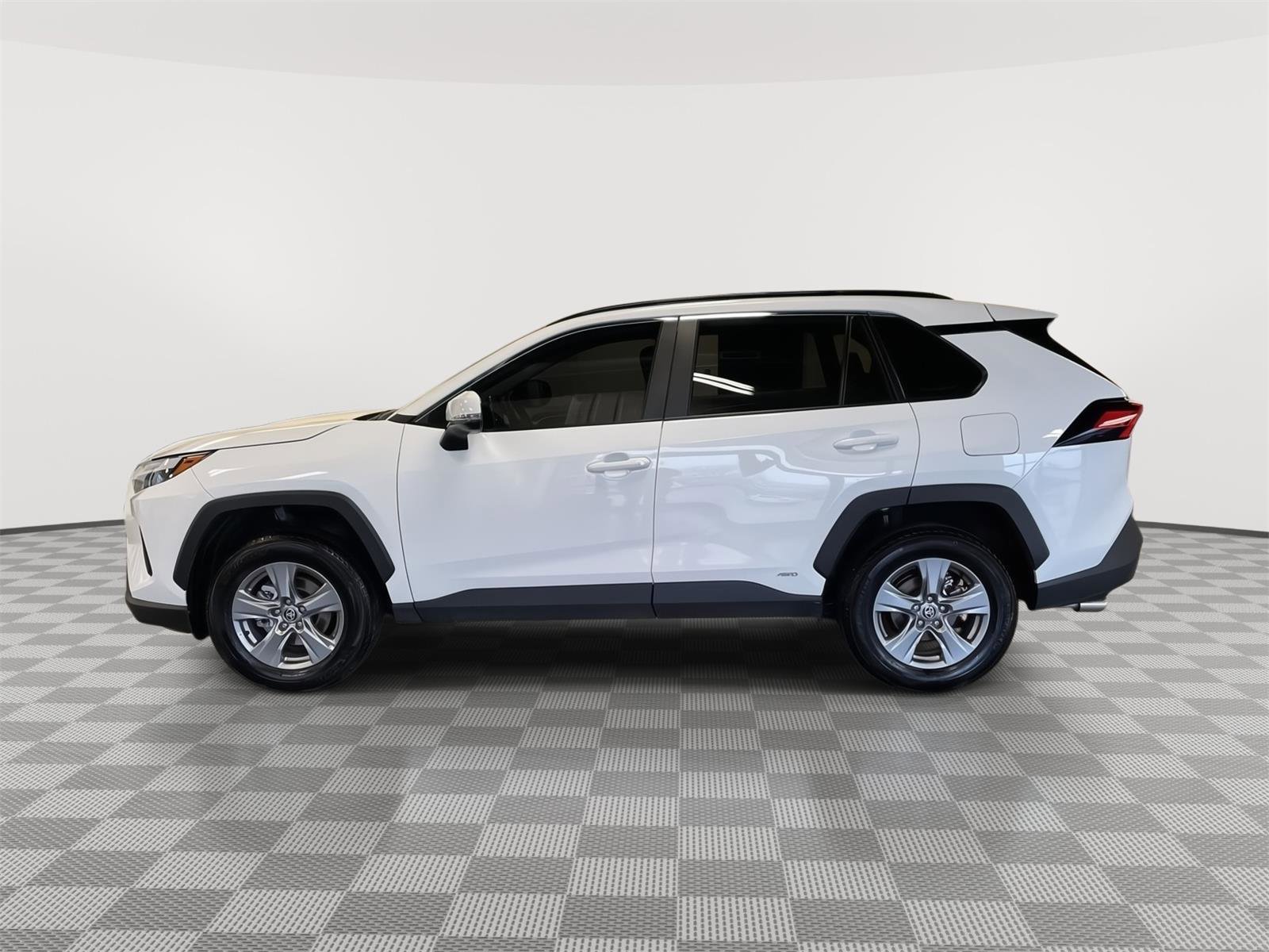 Used 2024 Toyota RAV4 XLE w/ Convenience Package image 2