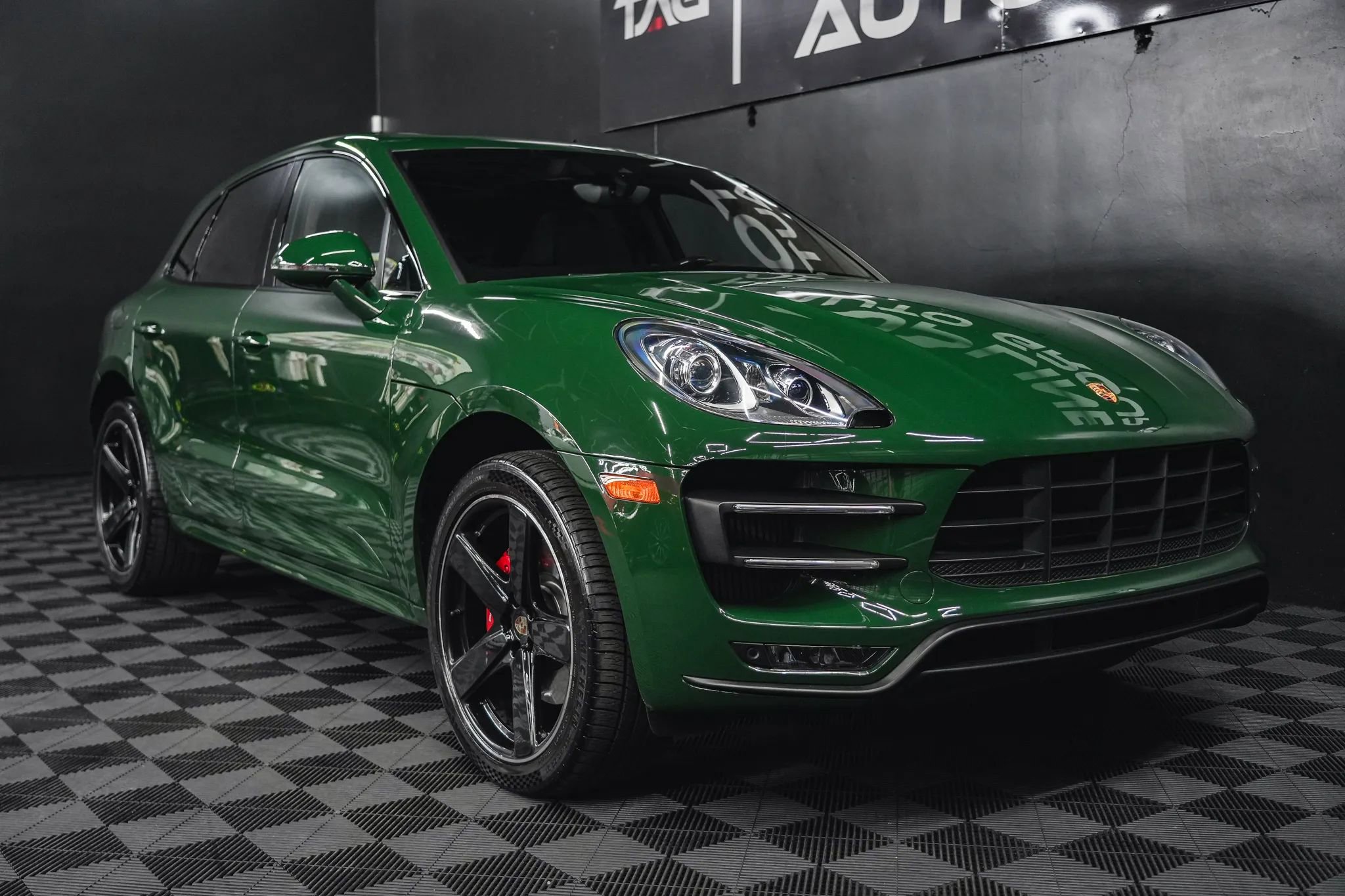 Used 2018 Porsche Macan Turbo AWD/4WD image 19