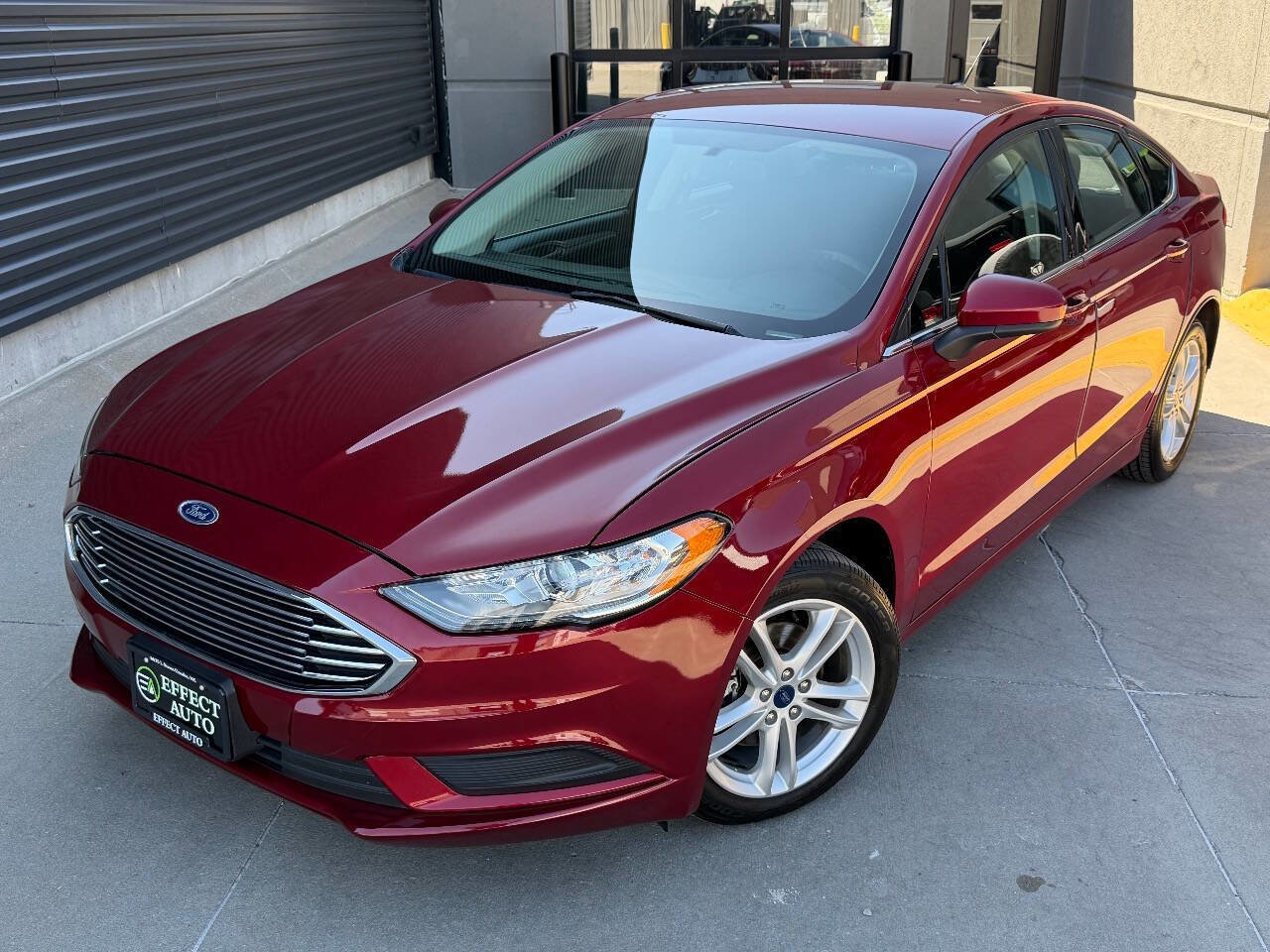 Used 2018 Ford Fusion SE FWD image 2